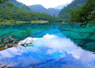 成都、熊猫乐园、镰刀坝草原、九寨沟、黄龙双飞6日游